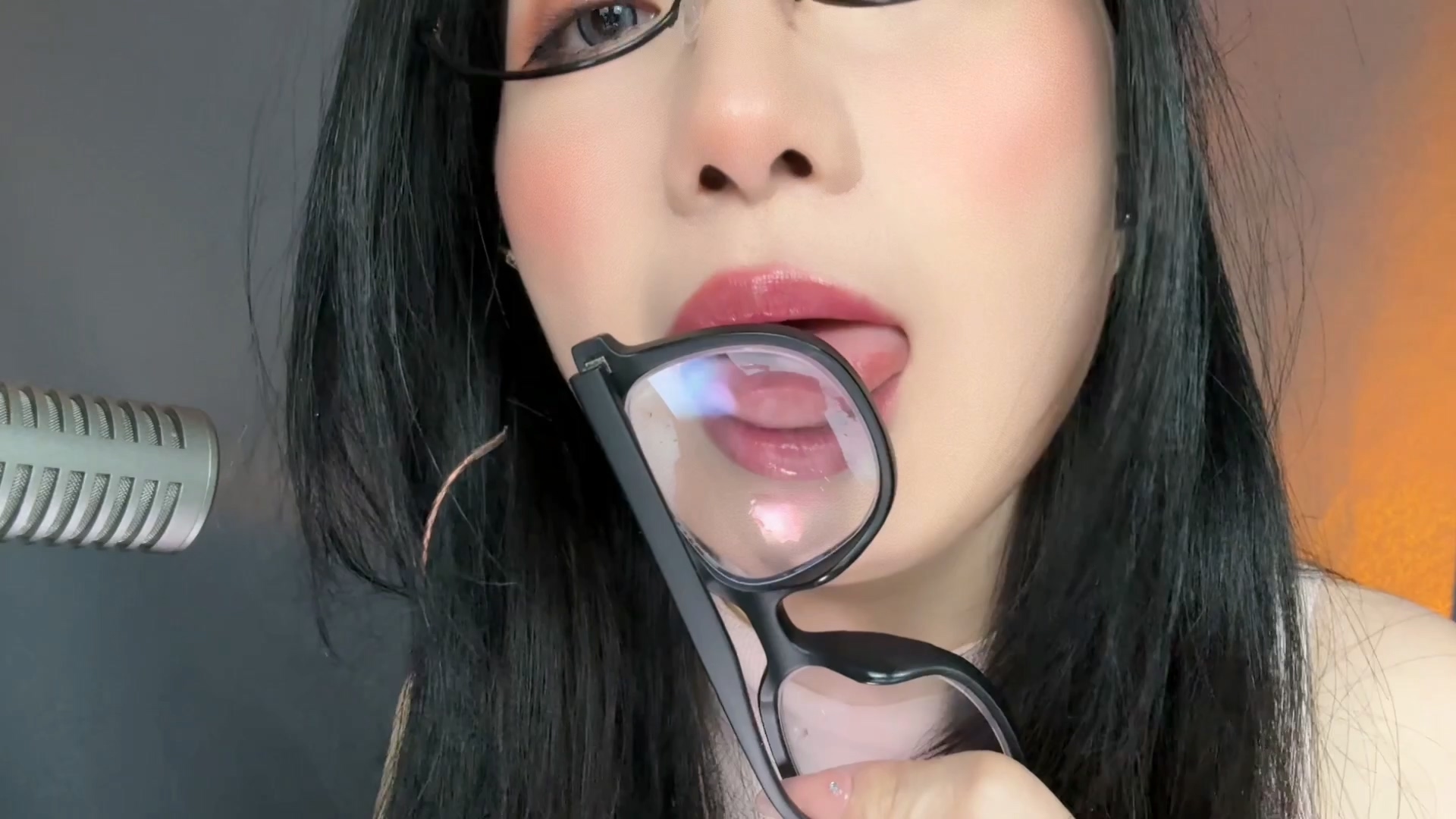 付费视频-晚安yoyo眼镜哈气甜乎