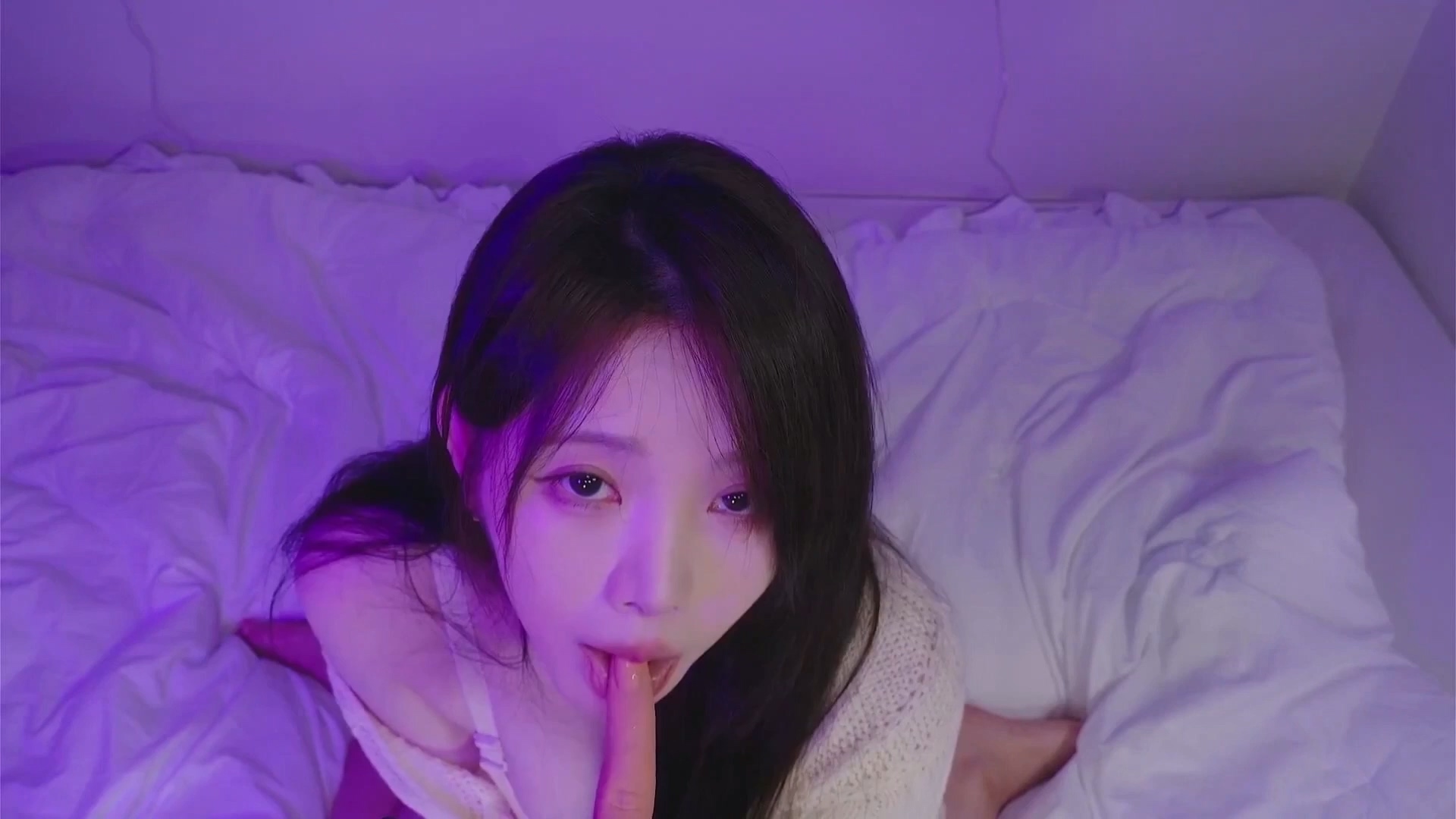 付费视频-yoon ying 偶然的雨让你不得不和嫂子在一个房间度过一夜，压抑许久的爱意在这样的情景被点燃